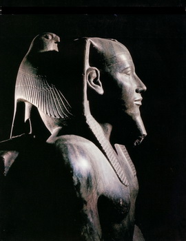 El faraon Kefren y Horus protegiendolo con sus alas